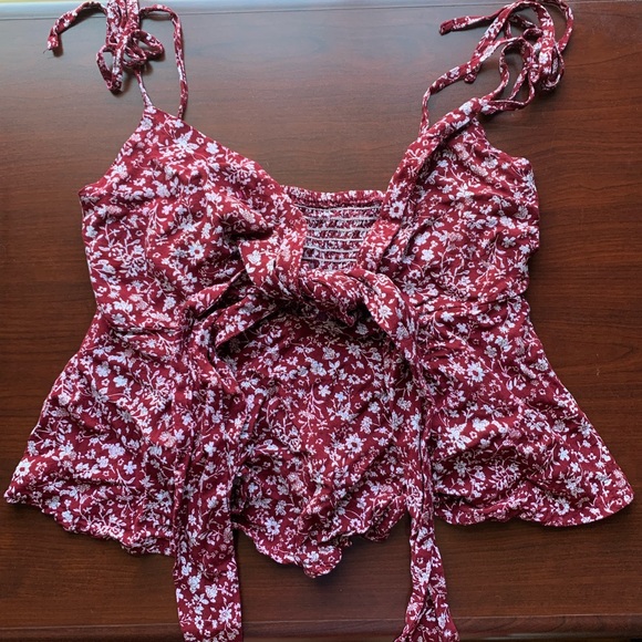 Red/white tie-shoulder front tie flowy top - Picture 1 of 4